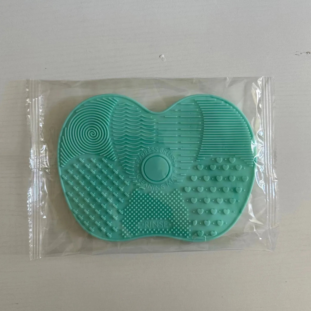 1Pc Silicone Apple-Shaped Makeup Brush Cleaner Pad with Suction Cup for Effective Cosmetic Tool Cleaning